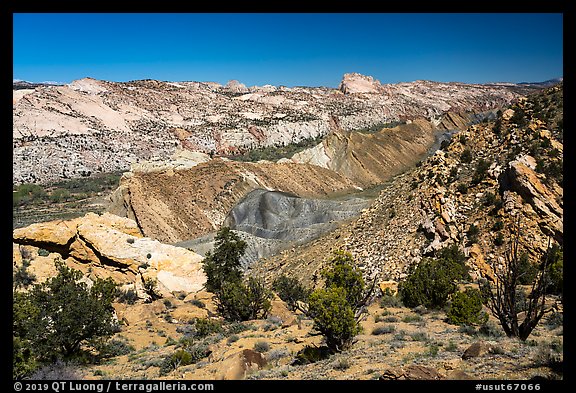 Cockscomb Fault along Cottonwood Canyon Road. Grand Staircase Escalante National Monument, Utah, USA (color)