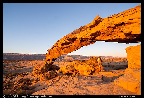 Entrada Sandstone Sunset Arch at sunrise. Grand Staircase Escalante National Monument, Utah, USA (color)