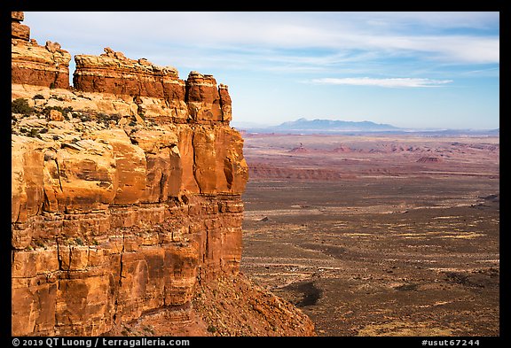 Cliff edge of Cedar Mesa above Valley of the Gods. Bears Ears National Monument, Utah, USA (color)