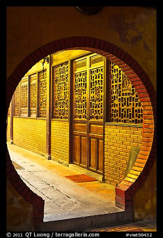 Circular door, Ha Chuong Hoi Quan Pagoda. Cholon, District 5, Ho Chi Minh City, Vietnam