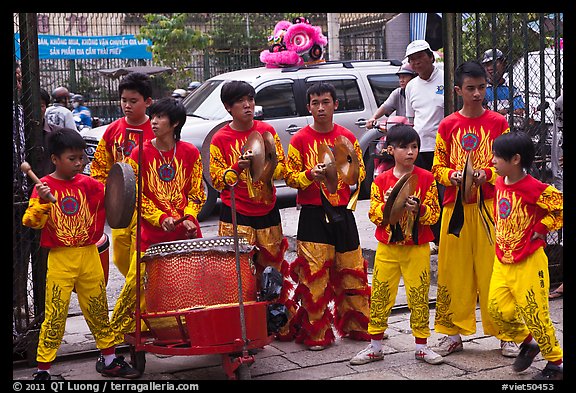 Dragon dance drummers, Thien Hau Pagoda. Cholon, District 5, Ho Chi Minh City, Vietnam (color)