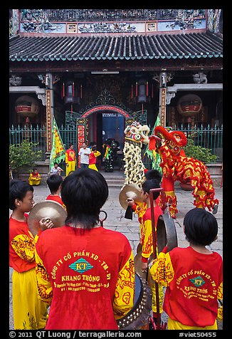 Drumners and dragon dancers in front of Thien Hau Pagoda, district 5. Cholon, District 5, Ho Chi Minh City, Vietnam (color)