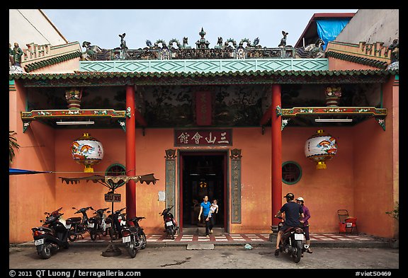 Facade, Tam Son Hoi Quan Pagoda. Cholon, District 5, Ho Chi Minh City, Vietnam (color)