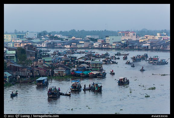 Cai Rang market before sunrise. Can Tho, Vietnam