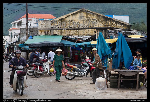 Market entrance. Vietnam (color)