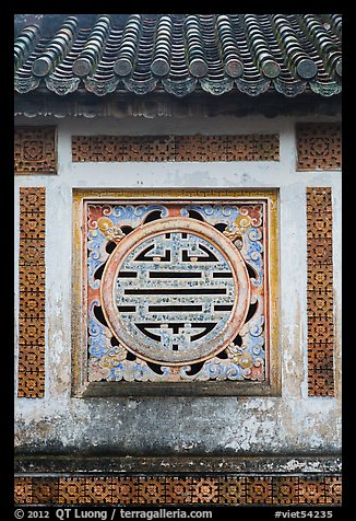 Window in the motif of Chinese symbol meaning Longevity, citadel. Hue, Vietnam