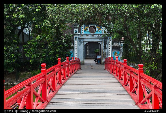 Huc Bridge leading to Ngoc Son Temple. Hanoi, Vietnam