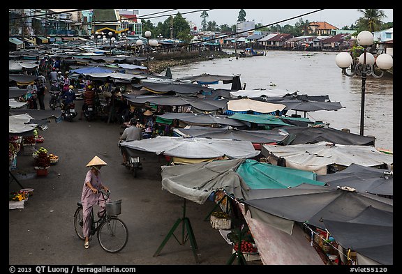 Riverside market. Sa Dec, Vietnam (color)