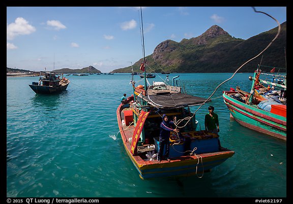 Sailor throws rope from boat, Ben Dam harbor. Con Dao Islands, Vietnam (color)