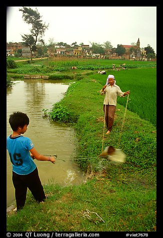 Field irrigation with a swinging bucket. Vietnam