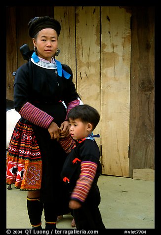 Woman and child of Hmong ethnicity, near Moc Chau. Northwest Vietnam