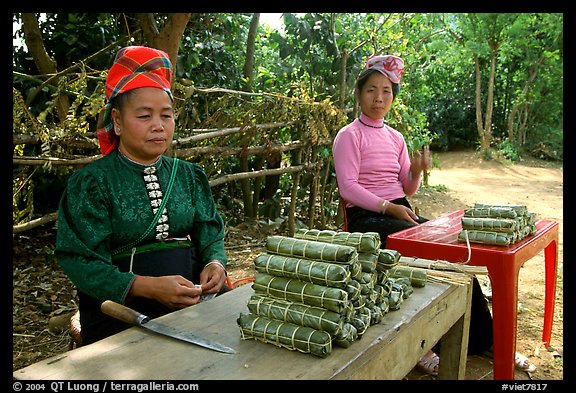 Roadside food vending, between Son La and Tuan Chau. Northwest Vietnam