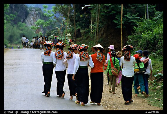 Young thai women walking on the road, between Son La and Tuan Chau. Northwest Vietnam (color)