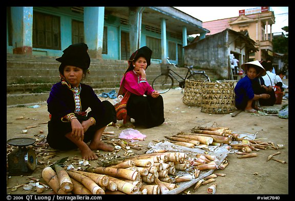 Thai women selling bamboo shoots, Tuan Giao. Northwest Vietnam (color)