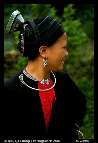 Woman of the Red Hmong ethnic group, with a helmet-like hairstyle, near Tam Duong. Northwest Vietnam (color)