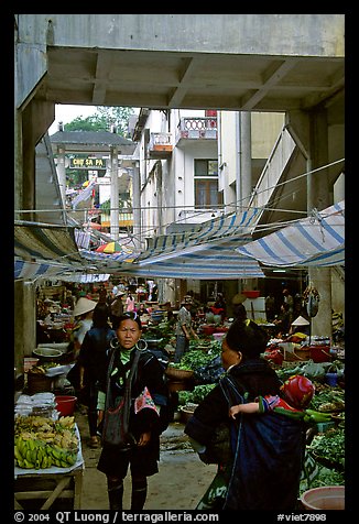 Black Hmong people at the Sapa market. Sapa, Vietnam