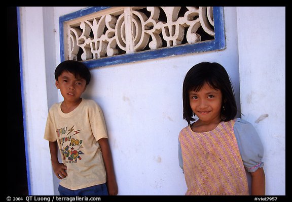 Two kids in front of a wall. Ben Tre, Vietnam (color)