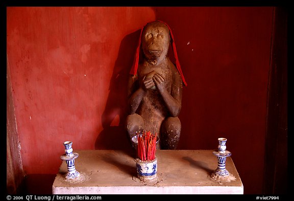 Monkey statue in the Japanese Bridge, Hoi An. Hoi An, Vietnam (color)