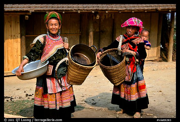 Flower Hmong women. The Hmong ethnie is divided into four subgroups, designated using the dress pattern they wear. Bac Ha, Vietnam